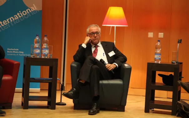 ringvorlesung_aeusserer_wohlstand_-_innere_armut_podiumsdiskussion_11-2014_foto_e._tritschlerimg_5237.jpg (DE)