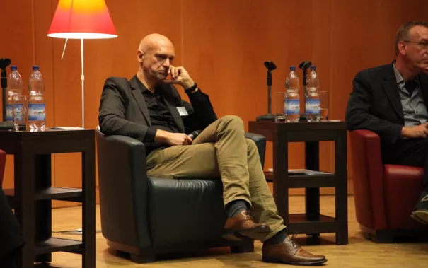 ringvorlesung_aeusserer_wohlstand_-_innere_armut_podiumsdiskussion_11-2014_foto_e._tritschlerimg_5238.jpg (DE)