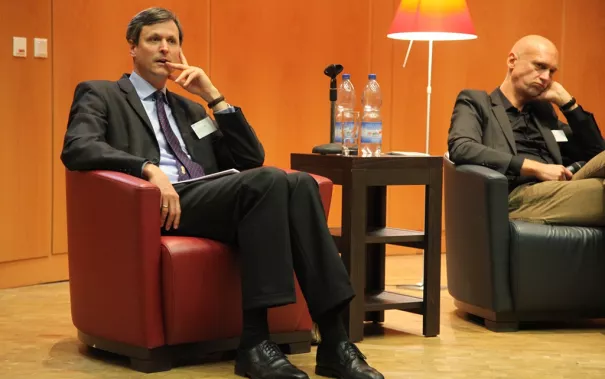 ringvorlesung_aeusserer_wohlstand_-_innere_armut_podiumsdiskussion_11-2014_foto_e._tritschlerimg_5239.jpg (DE)