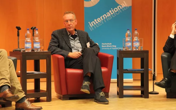 ringvorlesung_aeusserer_wohlstand_-_innere_armut_podiumsdiskussion_11-2014_foto_e._tritschlerimg_5240.jpg (DE)