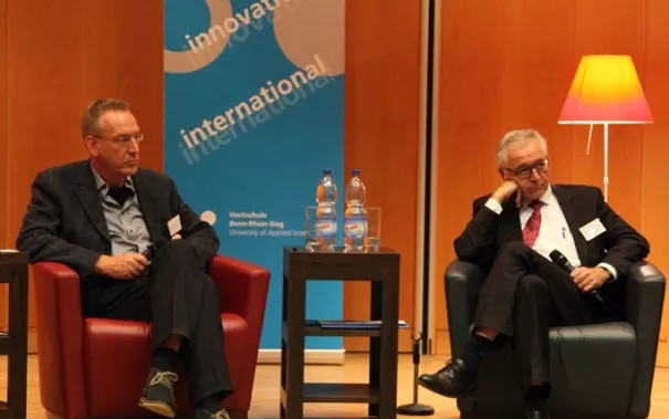 ringvorlesung_aeusserer_wohlstand_-_innere_armut_podiumsdiskussion_11-2014_foto_e._tritschlerimg_5241.jpg (DE)