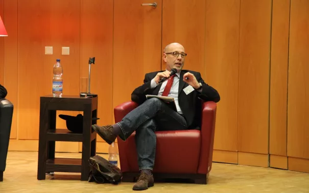 ringvorlesung_aeusserer_wohlstand_-_innere_armut_podiumsdiskussion_11-2014_foto_e._tritschlerimg_5242.jpg (DE)