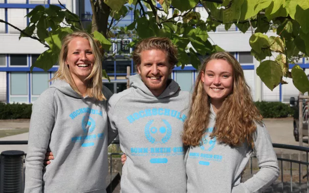 shooting_merchandise_studierende_gina_david_alex_fbwiwi_sta_20160922_foto_j._kuestenmacher_02.jpg (DE)