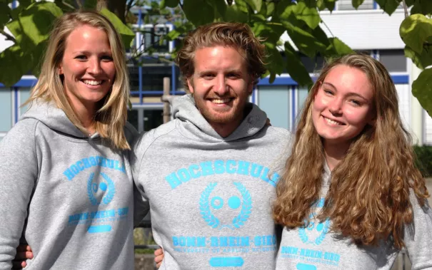 shooting_merchandise_studierende_gina_david_alex_fbwiwi_sta_20160922_foto_j._kuestenmacher_03.jpg (DE)