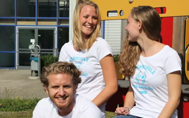 shooting_merchandise_studierende_gina_david_alex_fbwiwi_sta_20160922_foto_j._kuestenmacher_08.jpg (DE)