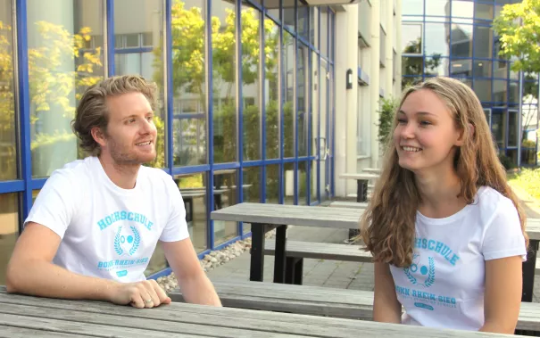 shooting_merchandise_studierende_gina_david_alex_fbwiwi_sta_20160922_foto_j._kuestenmacher_15.jpg (DE)