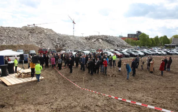 spatenstich_sta_neubau_20160429_foto_j._kuestenmacher_041.jpg (DE)