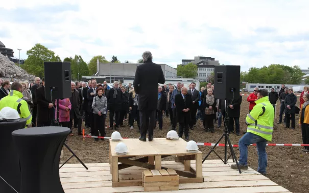 spatenstich_sta_neubau_20160429_foto_j._kuestenmacher_050.jpg (DE)