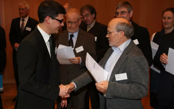 stipendienfeier-2013-page1_75.jpg (DE)