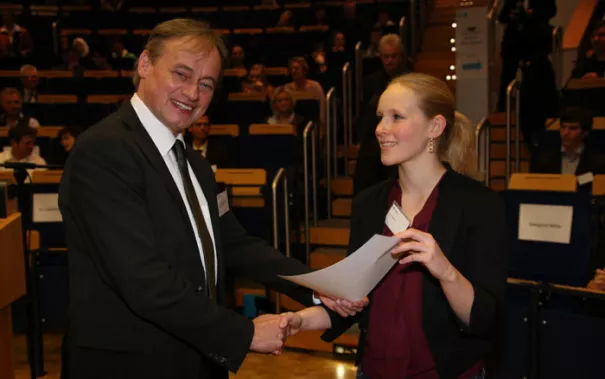 stipendienfeier-2013-page1_79.jpg (DE)