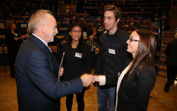 stipendienfeier-2013-page1_84.jpg (DE)