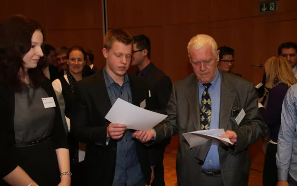 stipendienfeier-2013-page1_89.jpg (DE)