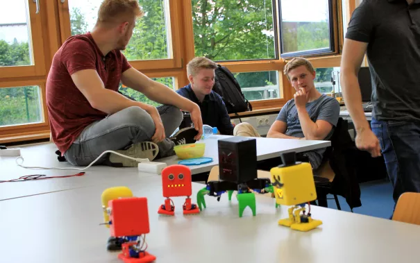 tag-d-off-projekt-2016_b065_arduino-roboter-wettrennen_09.jpg (DE)