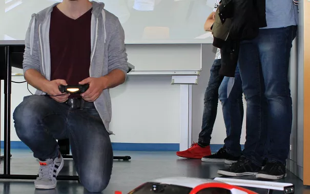 tag-d-off-projekt-2016_b137_elektronikentwicklung-am-modellfahrzeug_02-edit.jpg (DE)