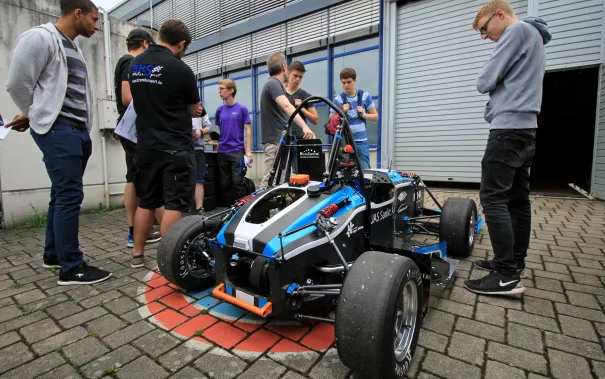 tag-d-off-projekt-2016_masch-halle_vorstellung-rennwagen_07.jpg (DE)