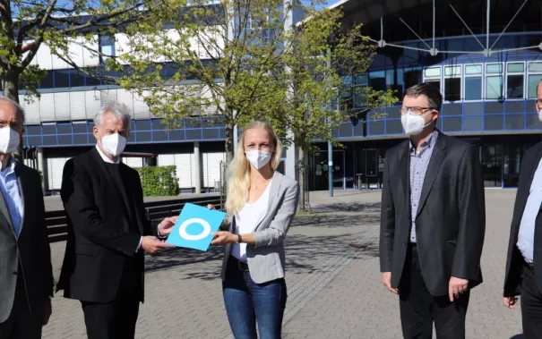 promotionsstipendium_liessem_stiftung_profs_und_jennifer_braun_202105_foto_m._luedtke-handjery_teasercut.jpg (DE)