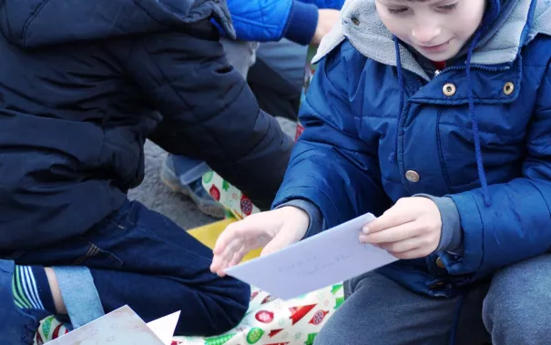 wunschbaum_auslieferung_geschenke_sta_20161219_foto_e._hummel_14.jpg (DE)