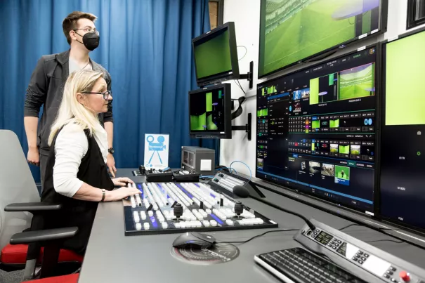 Audio Video Studio EMT Schnittplatz Bildschirme Susanne Fricke 20220503 foto eric lichtenscheidt 04 fs22.jpg