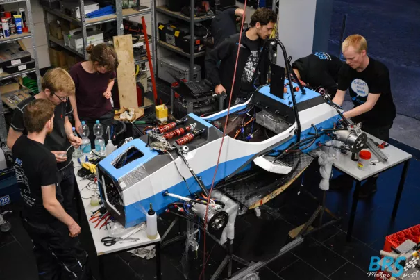 Studierende des Vereins BRS Motorsport bei der Fertigung des Rennwagens G19e (2019). Foto: BRS Motorsport 
