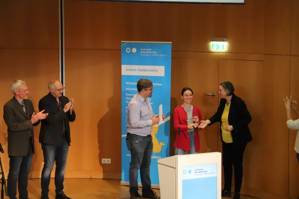 Preisübergabe an Ariane Stöbitsch 
