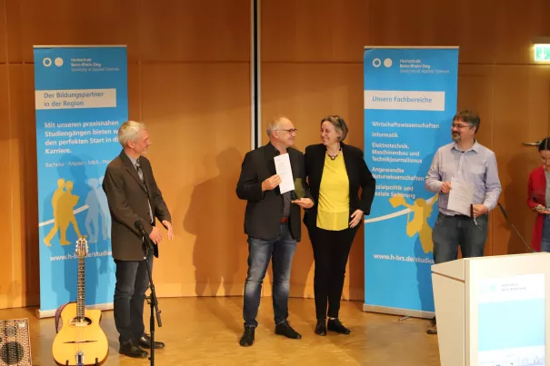Urkunden für die Preisträger 