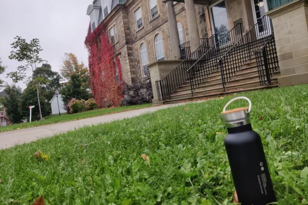 Kanada, UNB Campus mit Flasche