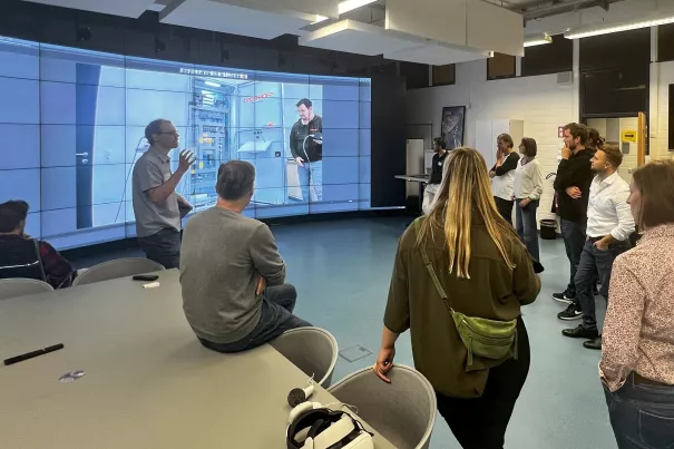 Alumni-Gruppe vor Display-Wand HORNET_2