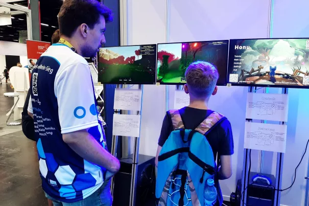 Gamescom 2024 Student vor Bildschirmen