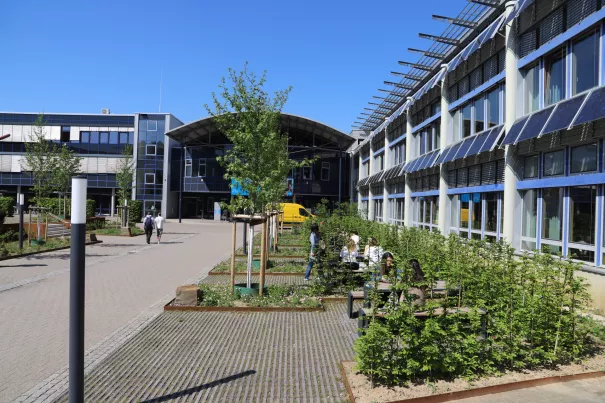 Campus Sankt Augustin Vorplatz Fruehling 20250428 Foto Juri Kuestenmacher 02.jpg