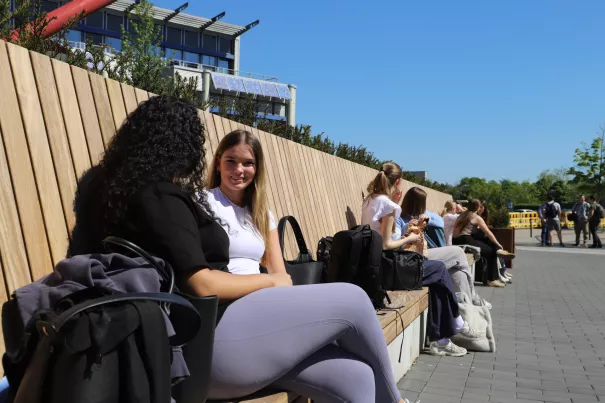 Campus Sankt Augustin Vorplatz Fruehling 20250428 Foto Juri Kuestenmacher 19.JPG