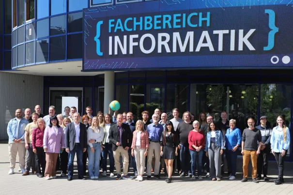 Gruppe Fachbereich Informatik draussen StA 20260423 Foto Martin Schulz 09