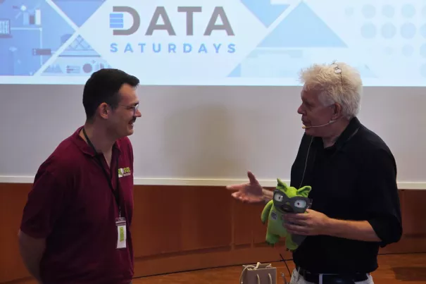 11.07.2026 Prof. Dr. Harm Knolle (li) übergibt den Staffelstab zur Organisation des Data Saturdays an den wissenschaftlichen Mitarbeiter Moritz Balg