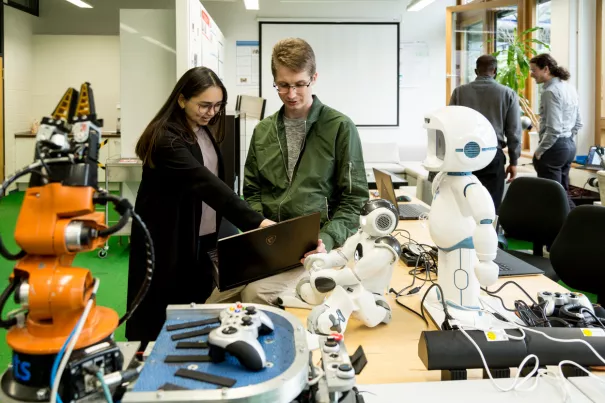 informatik_robotik_labor_20220426_foto_eric_lichtenscheidt_04_fs22.jpg (DE)