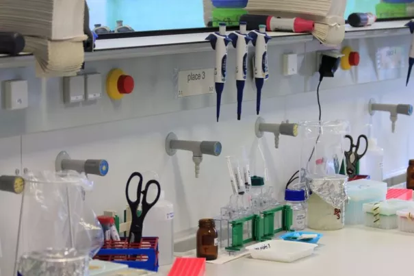 fb05_bio_arbeitsplatz.jpg (DE)