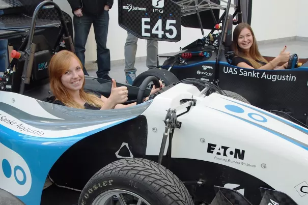 brs_motorsport_damen_in_rennwagen_sta_aula_20151029_foto_m._flacke_13.43.00_teasercut.jpg (DE)