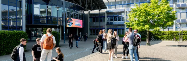 Campus StA Vorplatz Studierende Eingang 20220503 foto eric lichtenscheidt 13 fs22.jpg