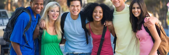 gruppe_internationale_studierende_draussen_colourbox_1237956.jpg (DE)