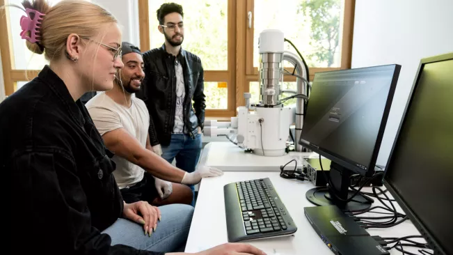 EMT Projektwoche Labor Werkstoffkunde 20220525 foto eric lichtenscheidt 02 fs22.jpg