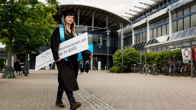 GI Graduierteninstitut Absolventen in Talar und Doktorhut Abschluss 20220601 foto eric lichtenscheidt 42 fs22.jpg