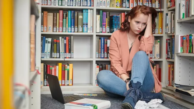 Studentin in Bibliothek. Foto: Volker Lannert/H-BRS