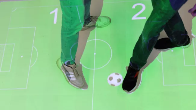 20220504_fbinf_mvg_bodenprojektion_bild-miriam_thues_img_0041-bild.jpg (DE)