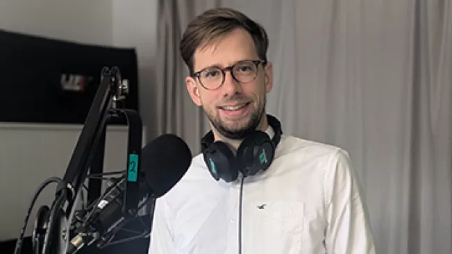 Antonio vor dem Mikro