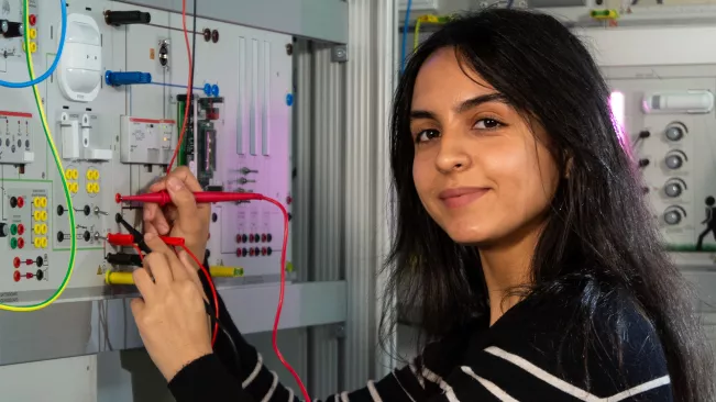 Elektrotechnik Strom Stecker Studierende Frau