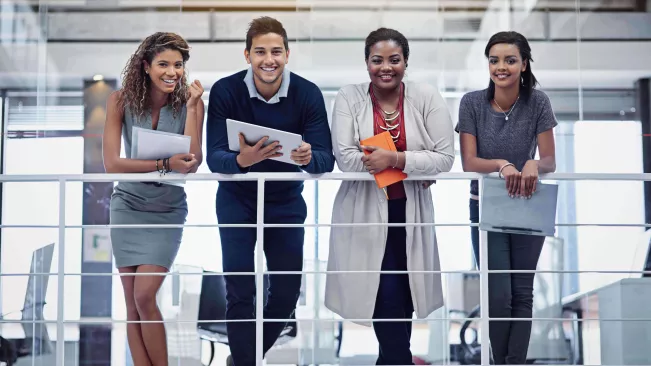 Büro Menschen lächeln COLOURBOX66659751