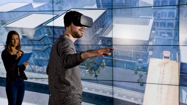 VR-Brille vor Hornet-Wand