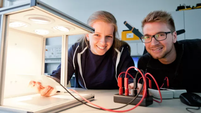 Studierende EMT in labor erneuerbare energie 20131014 lichtenscheidt (DE)