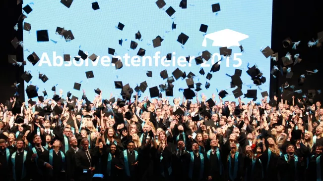 Absolventenfeier 2015 Hüte werfen (DE)