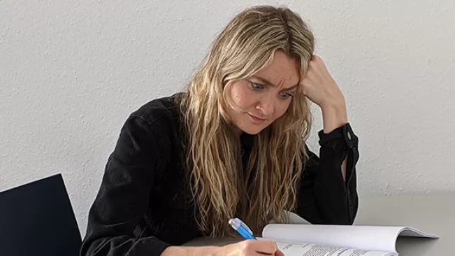 Studentin-mit-Prüfungsangst.jpg (DE)