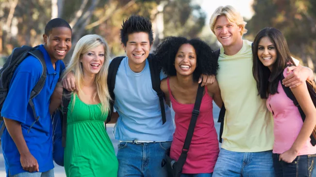 gruppe_internationale_studierende_draussen_colourbox_1237956.jpg (DE)