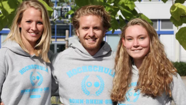 shooting_merchandise_studierende_gina_david_alex_fbwiwi_sta_20160922_foto_j._kuestenmacher_01-600px.jpg (DE)